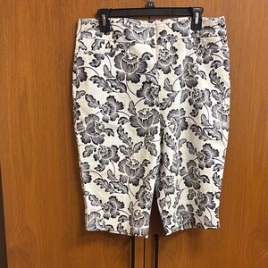 Chico's Black and White Floral Women's Bermudas